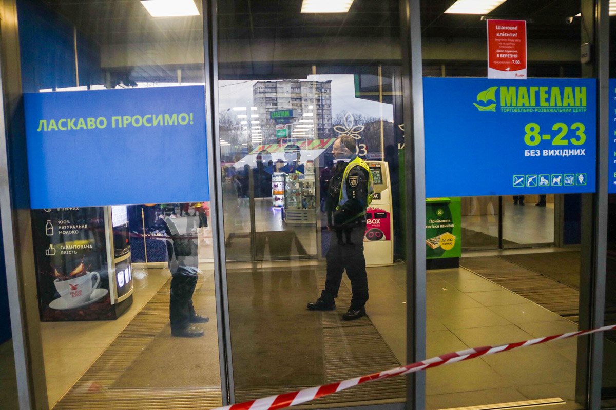 ТРЦ "Магелан" закрыли на выходы и входы ТРЦ "Магелан" закрыли на выходы и входы