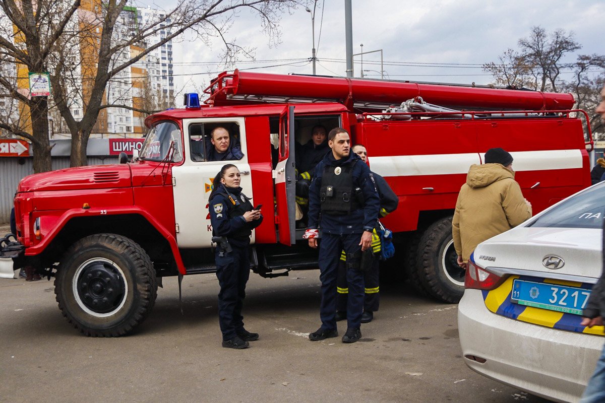 В ТРЦ людей не пускали 2 часа В ТРЦ людей не пускали 2 часа