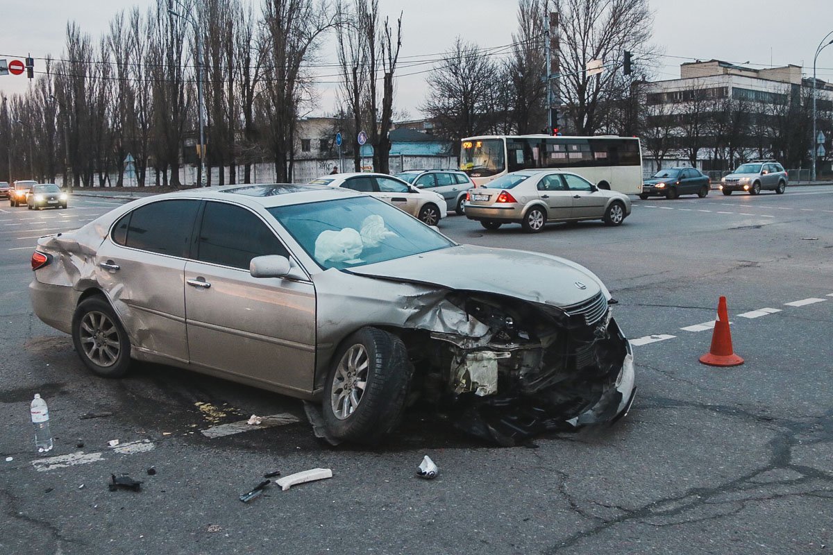 Автомобиль Lexus столкнулся с Honda Автомобиль Lexus столкнулся с Honda