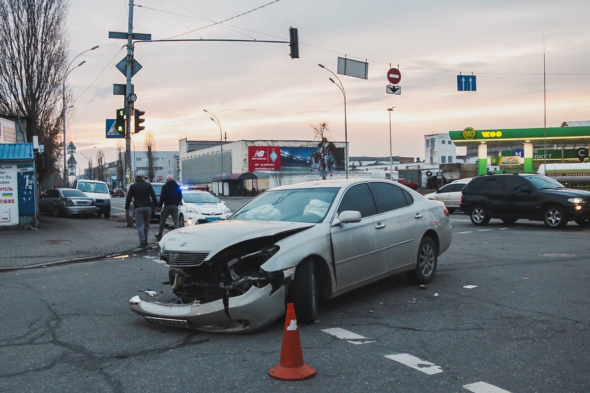 Lexus пытался проскочить на красный сигнал светофора Lexus пытался проскочить на красный сигнал светофора