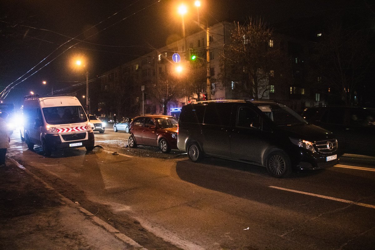 На Голосеевском проспекте RAV4 влетел в Kia, а та ударила Mercedes На Голосеевском проспекте RAV4 влетел в Kia, а та ударила Mercedes