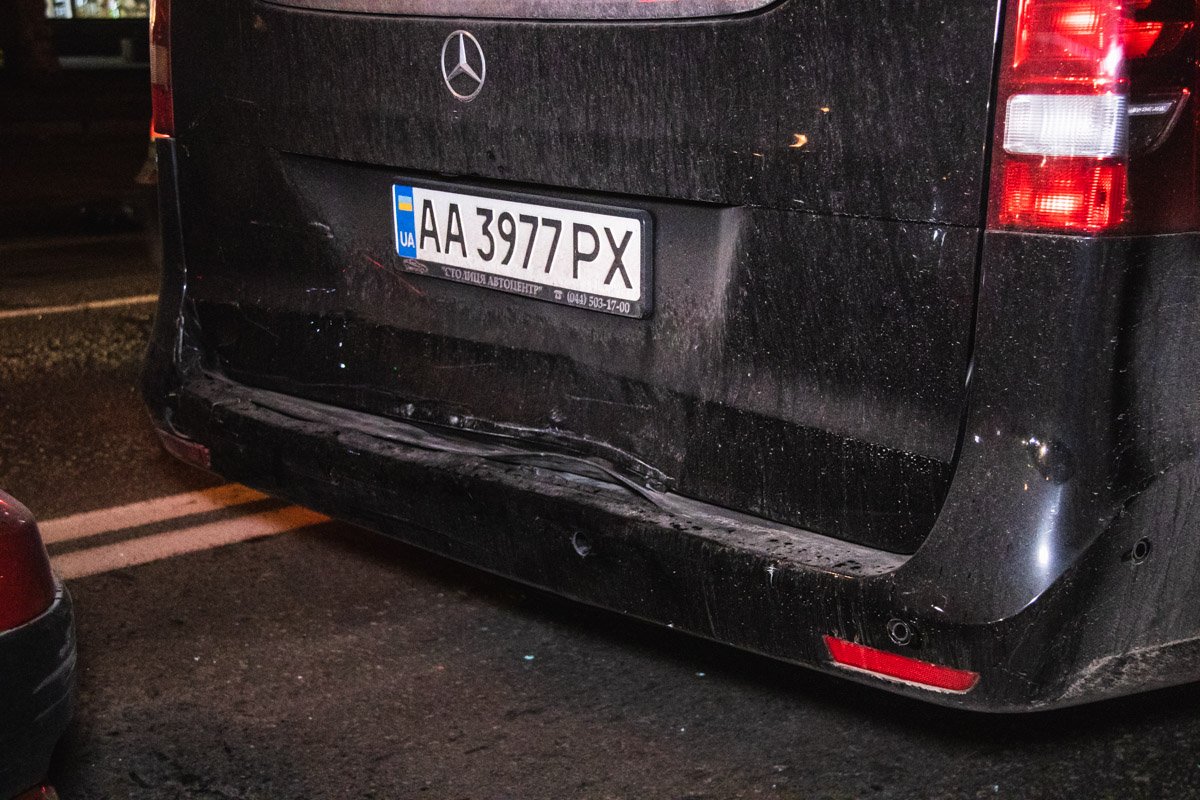 У Mercedes есть небольшая вмятина в задней части авто У Mercedes есть небольшая вмятина в задней части авто