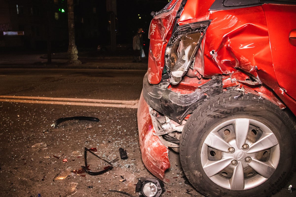 Два пассажира Kia госпитализированы с небольшими ушибами, а задняя часть машины сильно разбита Два пассажира Kia госпитализированы с небольшими ушибами, а задняя часть машины сильно разбита