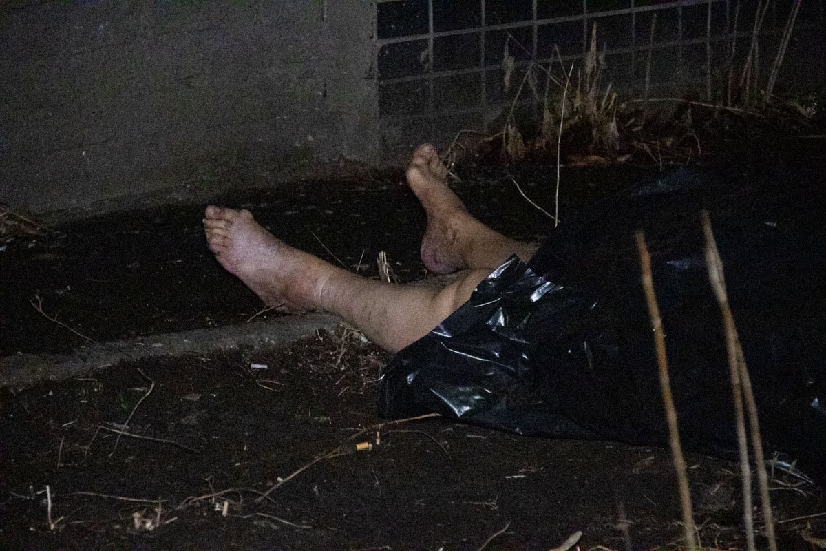 Женщина выпрыгнула из окна полностью голой