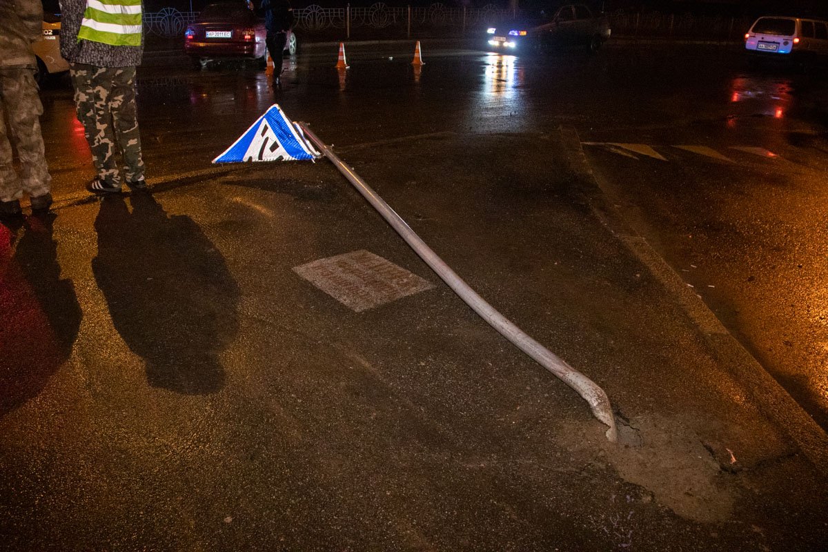 На пересечении бульвара Перова и улицы Кибальчича произошла авария с участием автомобиля Daewoo Leganza и женщины пешехода