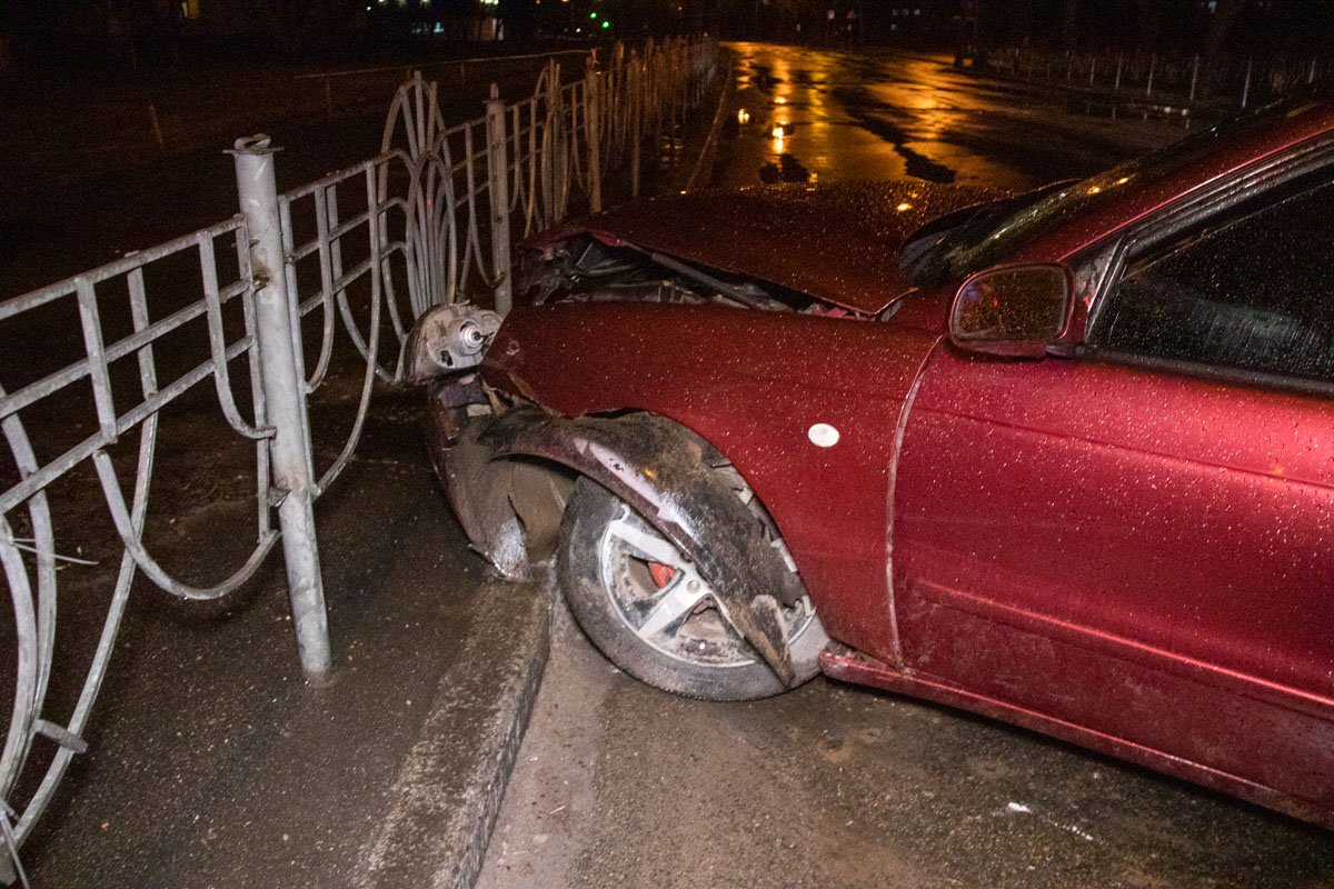 Машину занесло, она вылетела на островок безопасности, снесла знак пешеходного перехода и сбила женщину