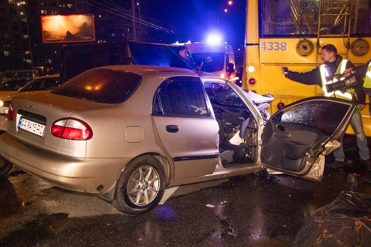 В момент аварии в легковушке находились трое человек В момент аварии в легковушке находились трое человек