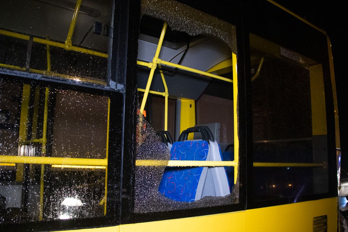 Троллейбус двигался по улице Братиславской в сторону Лесного проспекта Троллейбус двигался по улице Братиславской в сторону Лесного проспекта