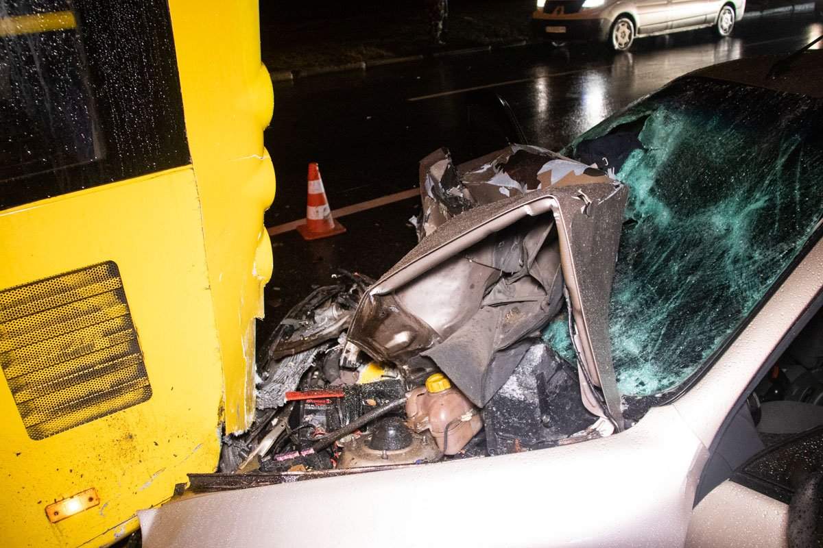 Водителя и второго пассажира из искореженного автомобиля вырезали спасатели при помощи спецтехники Водителя и второго пассажира из искореженного автомобиля вырезали спасатели при помощи спецтехники