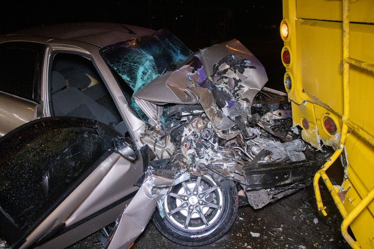 На месте работали несколько экипажей патрульной полиции, "скорая", спасатели ГСЧС и следственно-оперативная группа На месте работали несколько экипажей патрульной полиции, "скорая", спасатели ГСЧС и следственно-оперативная группа