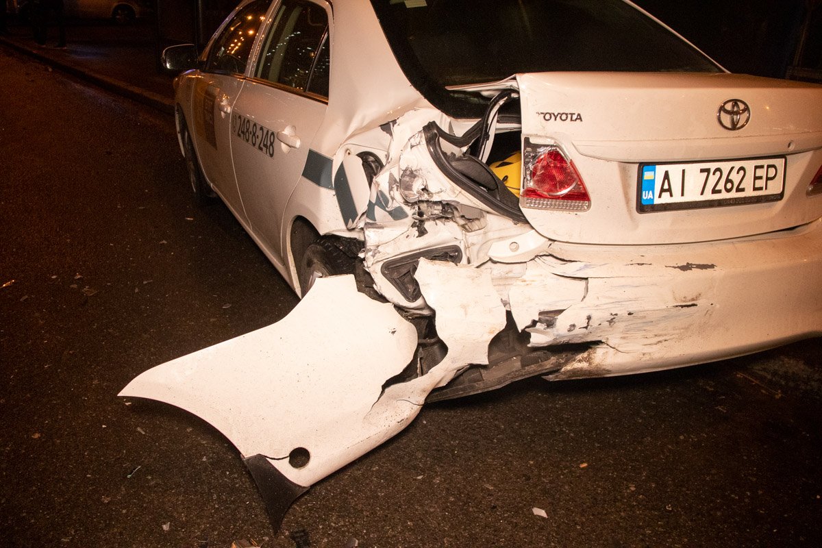 После столкновения люди из Opel скрылись с места аварии После столкновения люди из Opel скрылись с места аварии