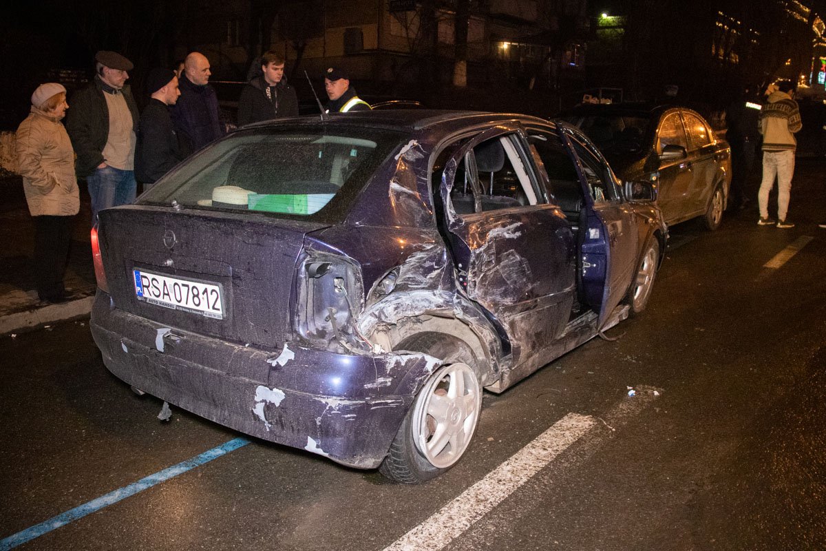 Водитель Opel не справился с управлением, от чего машину занесло и она правым задним боком влетела в заднюю часть Toyota Corolla Водитель Opel не справился с управлением, от чего машину занесло и она правым задним боком влетела в заднюю часть Toyota Corolla