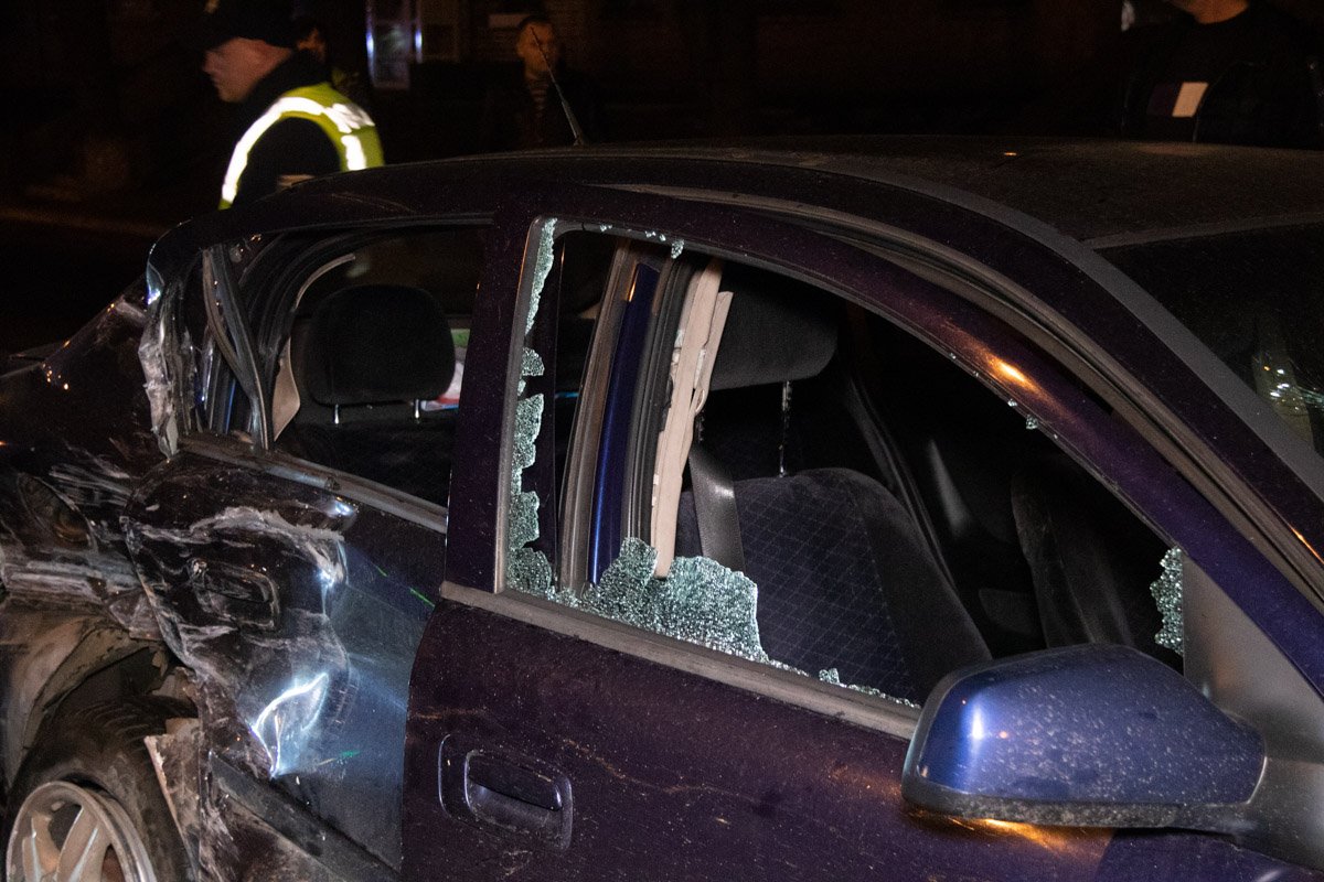 От удара Opel занесло, он вылетел на встречную полосу, где столкнулся лоб в лоб с припаркованным автомобилем Chevrolet Aveo От удара Opel занесло, он вылетел на встречную полосу, где столкнулся лоб в лоб с припаркованным автомобилем Chevrolet Aveo