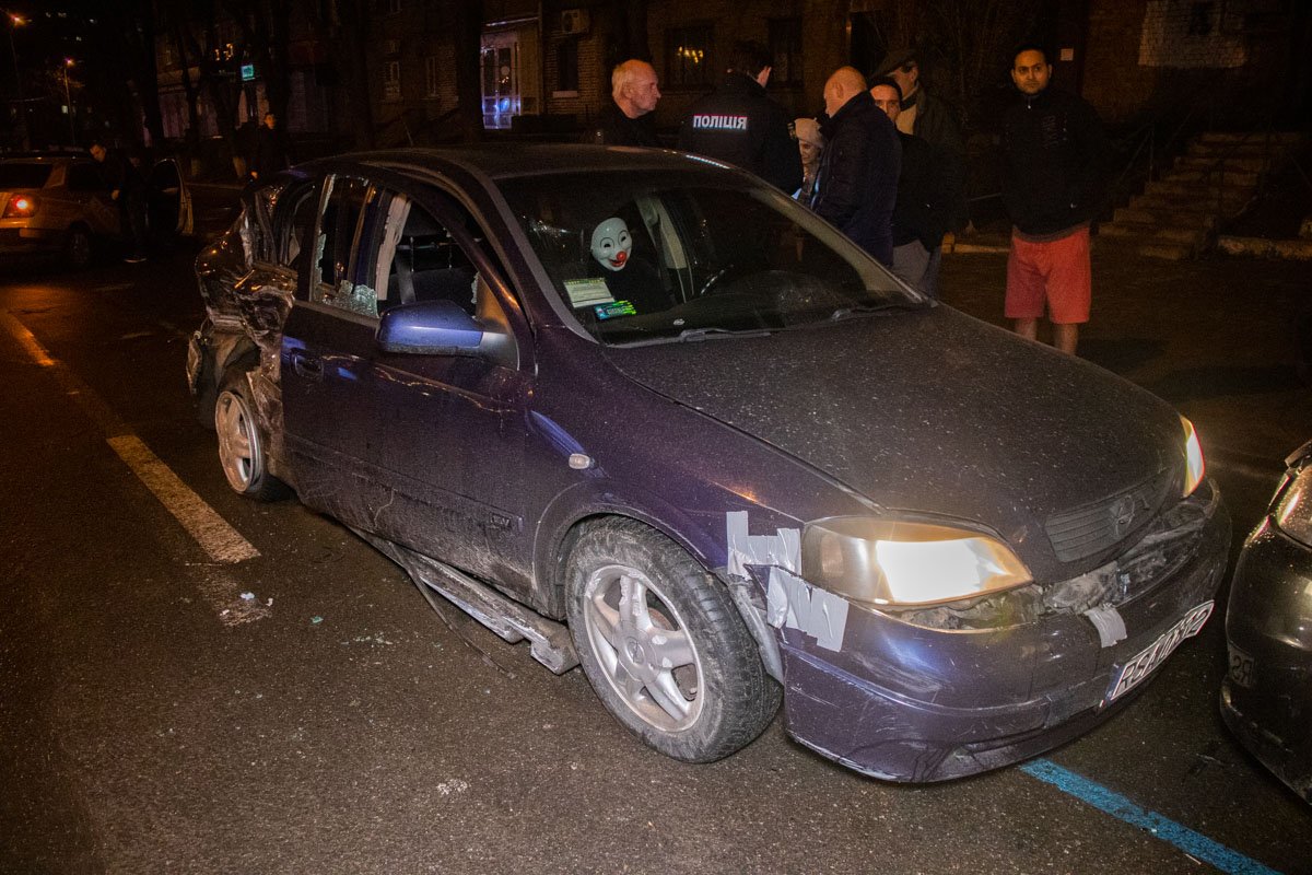 После столкновения из "немца" вышли двое людей, и скрылись в неизвестном направлении После столкновения из "немца" вышли двое людей, и скрылись в неизвестном направлении