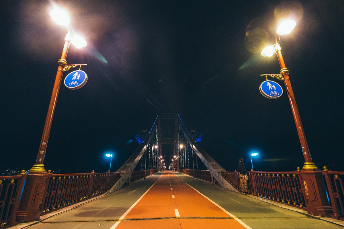 Парковый мост под покровом ночи Парковый мост под покровом ночи