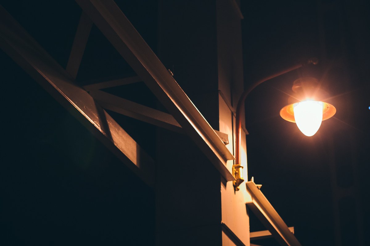 Свет рассекает ночую тьму над Парковым мостом Свет рассекает ночую тьму над Парковым мостом