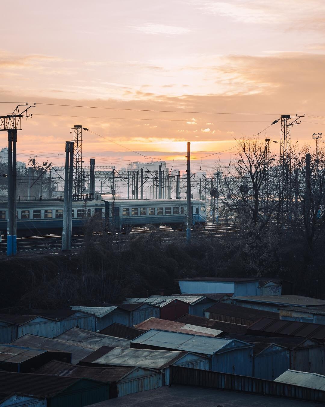 Случайный поезд может привести тебя к нужной станции. Фото: @zhukevych Случайный поезд может привести тебя к нужной станции. Фото: @zhukevych