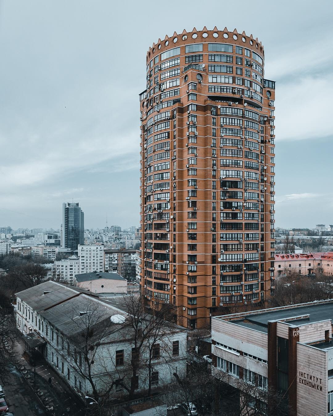 Небоскребы-великаны соседствуют с домами-малышами. Фото: @zhukevych Небоскребы-великаны соседствуют с домами-малышами. Фото: @zhukevych
