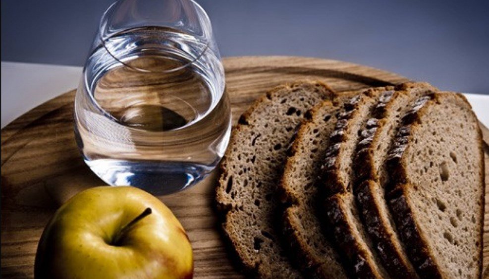 Не стоит слишком сильно ограничивать себя в еде, особенно если это может пойти во вред организму Не стоит слишком сильно ограничивать себя в еде, особенно если это может пойти во вред организму