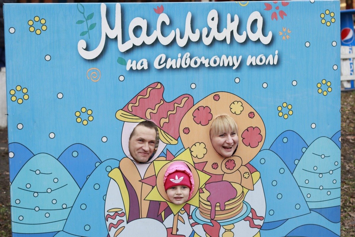 Несмотря на дождливую и серую погоду, жители столицы со счастливыми лицами пришли на Певческое поле