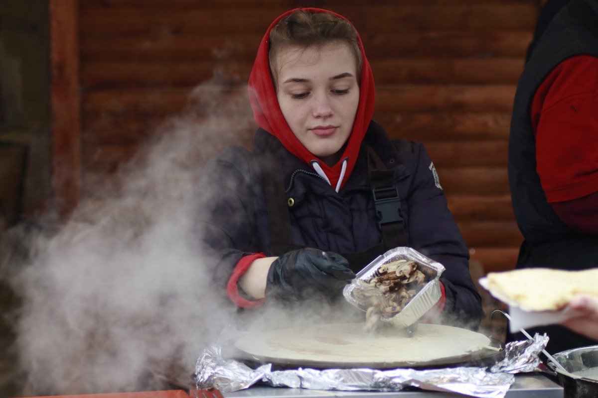 Посетителей радует фестиваль цветных блинов, выступления народных коллективов и праздничный концерт