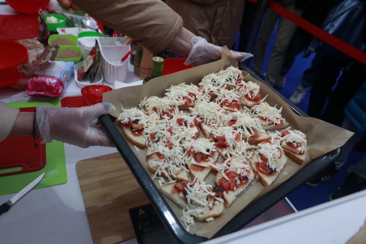 На локации работают фуд-корты, где помимо главного блюда (блинов), можно порадовать себя согревающими напитками и разнообразной уличной едой