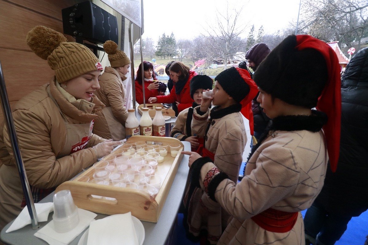 Также по всему Певческому полю можно было найти напиток себе по душе. Хочешь - алкогольный глинтвейн, хочешь - свежее молоко