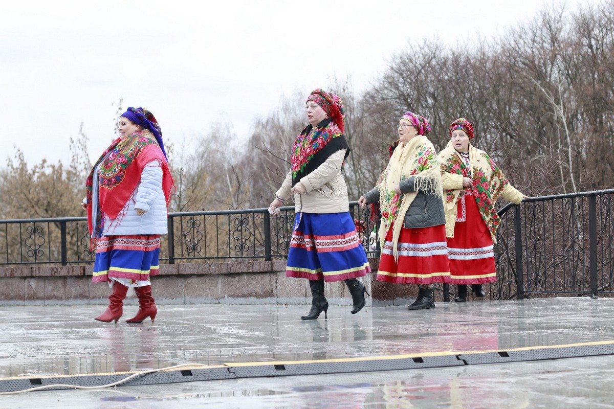 Также гостей мероприятия ждали многочисленные хороводы и другие традиционные активности