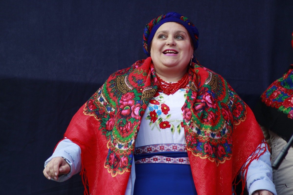 Пестрые и яркие народные наряды радовали глаз