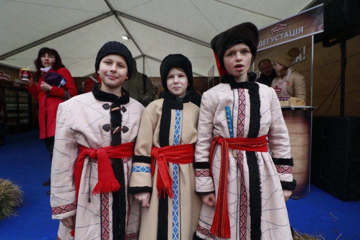 Глядя на эту троицу козаков, например, невозможно не улыбнуться