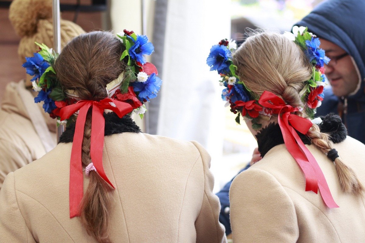 Если пробежаться глазами вокруг всего Певческого поля, становится понятно, что это и правда праздник весны - цветов и улыбок вокруг в избытке