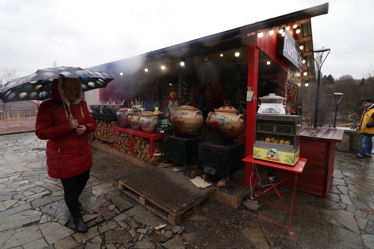 Не помешала празднику даже не самая удачная погода - здесь на помощь пришли зонты