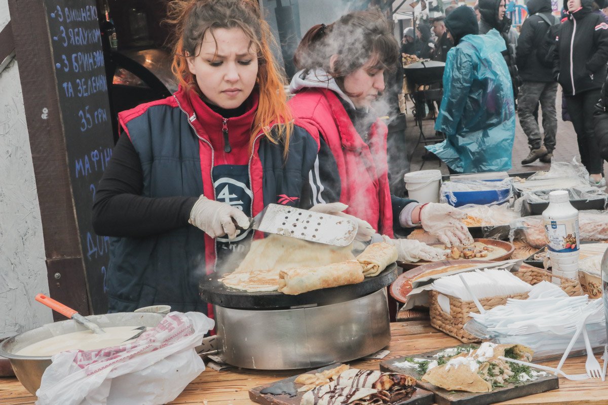 Но не только блинами радуют посетителей, ведь прямо на глазах гостей готовят блюда на мангале Но не только блинами радуют посетителей, ведь прямо на глазах гостей готовят блюда на мангале