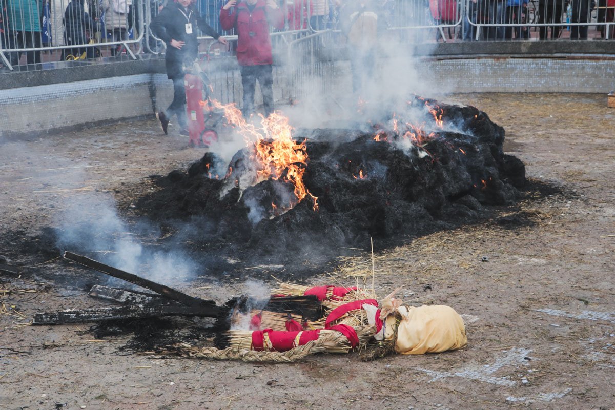Традиционное чучело зимы планировали сжечь вечером, однако символ праздника сгорел раньше положенного времени