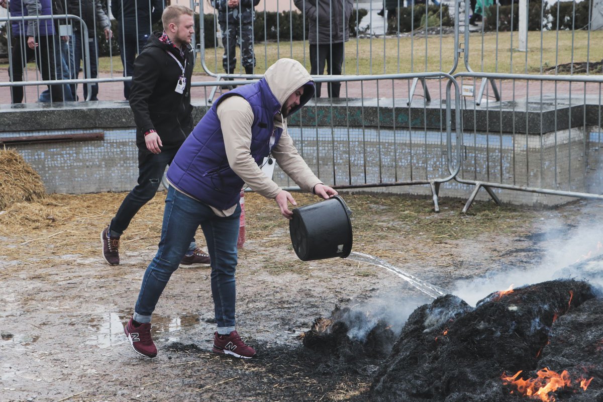 Однако это сыграло злую шутку с организаторами, когда чучело загорелось раньше времени