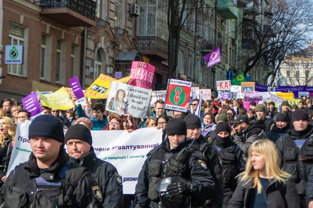 Около тысячи человек прошли от Михайловской к Почтовой площади Около тысячи человек прошли от Михайловской к Почтовой площади