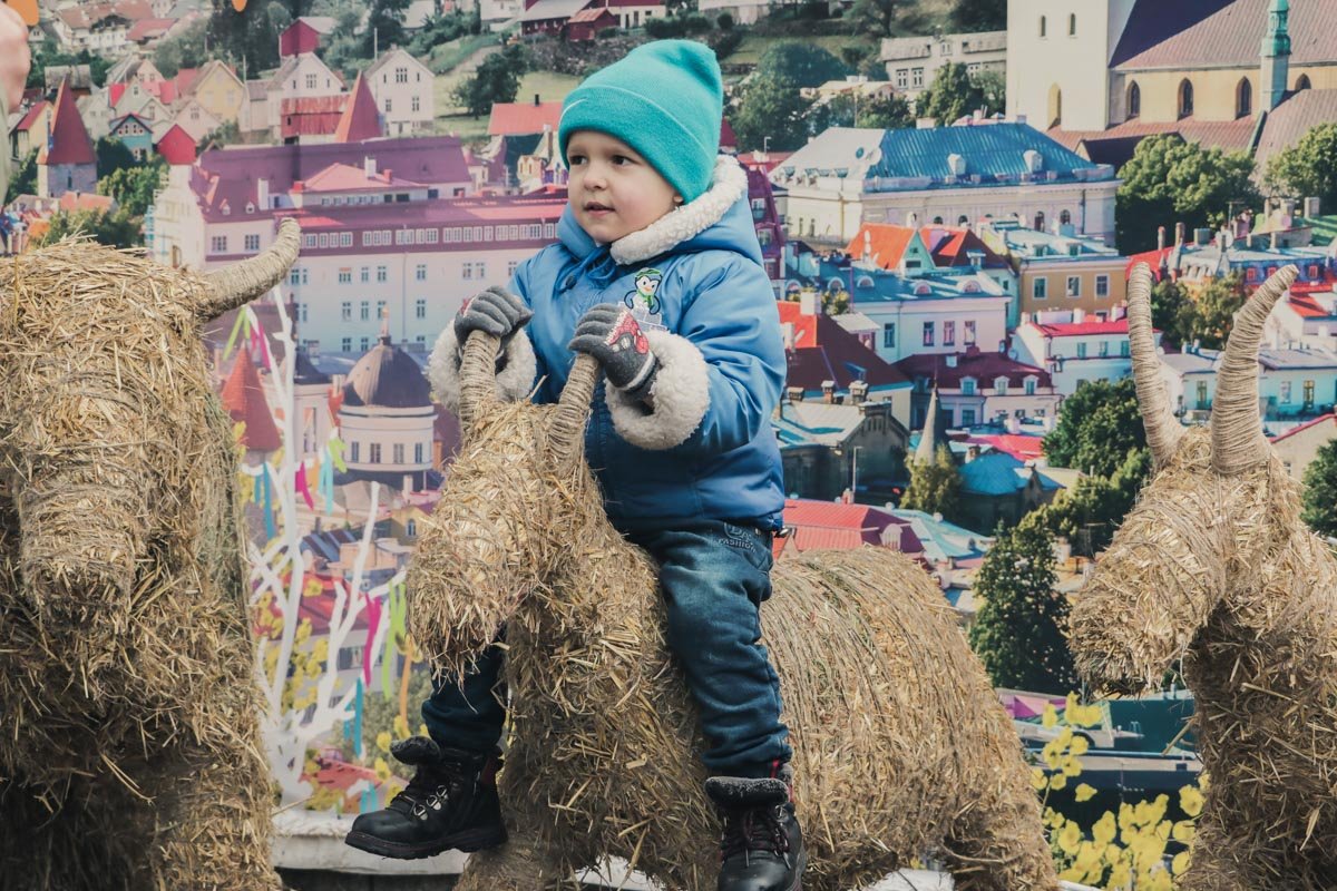 Большие карусели, самые разные фигуры и украшения из соломы, которые не только добавляют аутентичности, но и радуют глаз маленьких посетителей ВДНГ Большие карусели, самые разные фигуры и украшения из соломы, которые не только добавляют аутентичности, но и радуют глаз маленьких посетителей ВДНГ