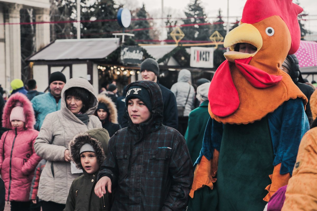 А еще спонсорами хорошего настроения выступают аниматоры в традиционных костюмах А еще спонсорами хорошего настроения выступают аниматоры в традиционных костюмах