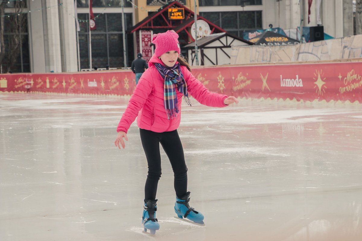 Также на ВДНГ для всех гостей работал искусственный каток Также на ВДНГ для всех гостей работал искусственный каток