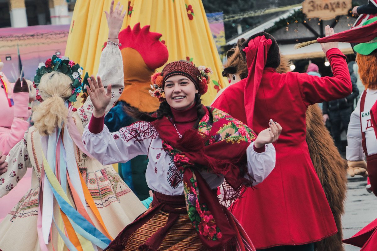Уже упоминалось сегодня но! Обилие народных костюмов и цветов - не может не радовать Уже упоминалось сегодня но! Обилие народных костюмов и цветов - не может не радовать