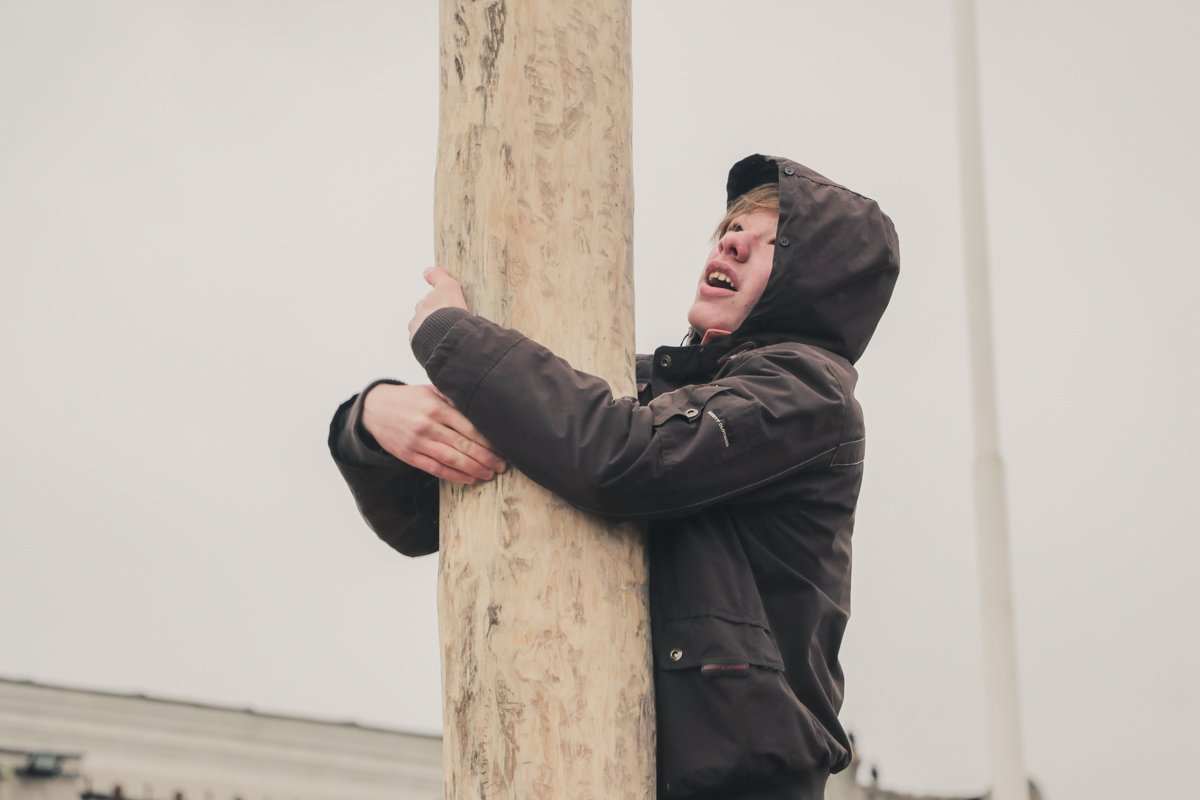 Немало желающих было и добраться до вершины "скользкого столба". Некоторым даже удавалось Немало желающих было и добраться до вершины "скользкого столба". Некоторым даже удавалось