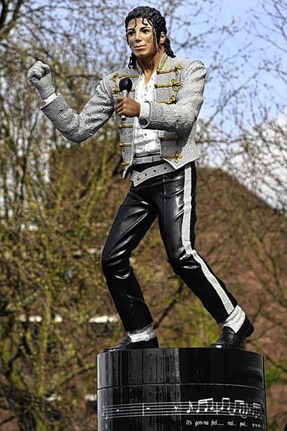 В Лондоне снесли памятник Майклу Джексону