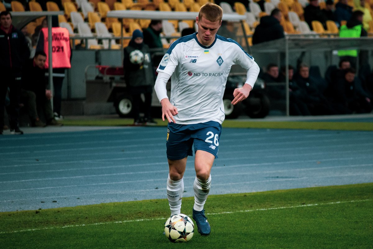 Никита Бурда неожиданно отыграл на правом фланге обороны, заменяя заболевшего Томаша Кендзеру