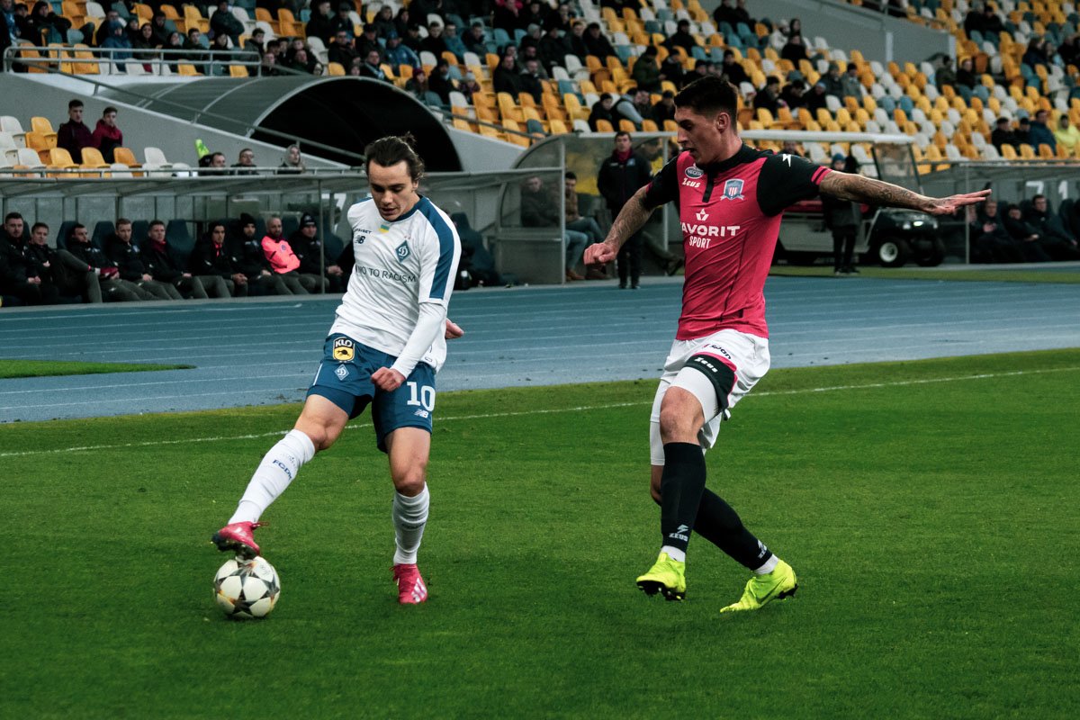 Николай Шапаренко традиционно разгонял атаки из центральной зоны...