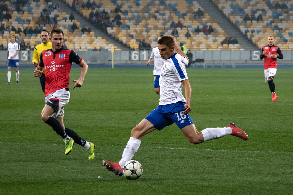 ...а Виталий Миколенко с левого фланга