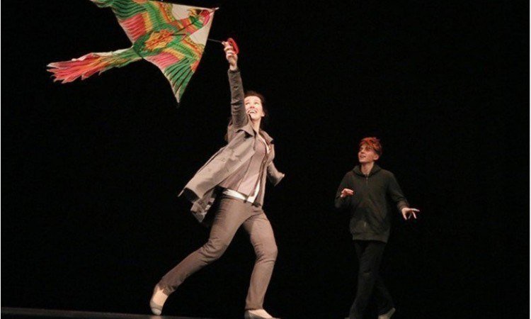 Главный герой постановки – необычный паренек, живущий по соседству