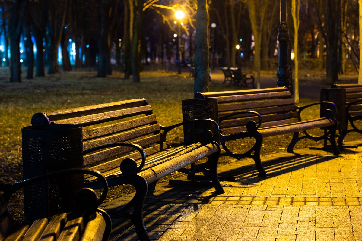 Лавочки в ожидании будничной суеты и влюбленных парочек