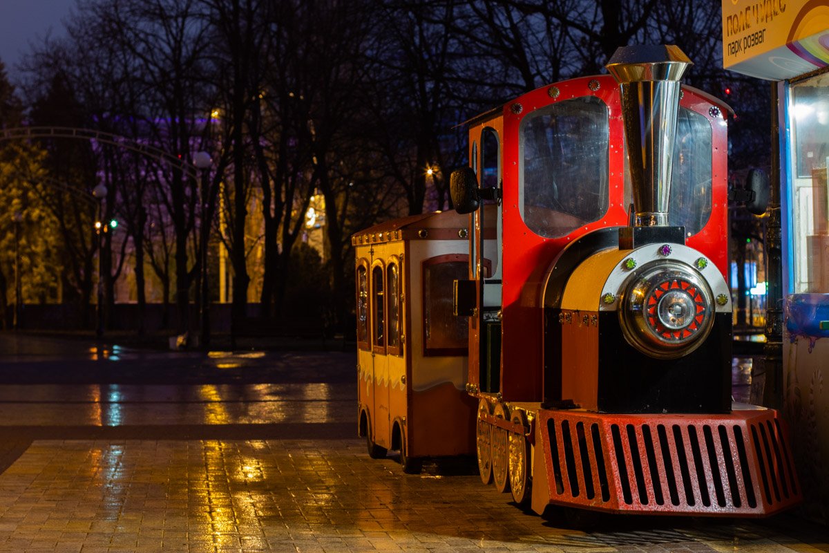 Аттракционы ждут первых ребятишек