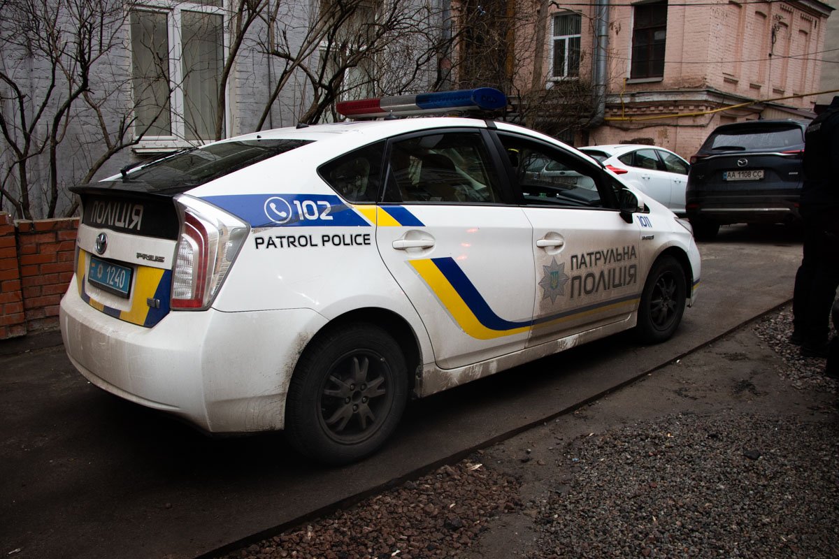 Возле мусорных баков дома по адресу бульвар Тараса Шевченко, 46 дворник обнаружил бездыханное тело мужчины