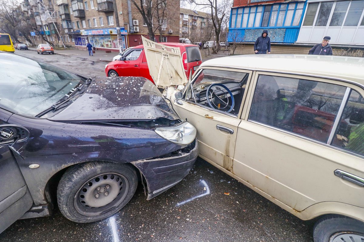 Обе машины двигались по Привокзальной в сторону улицы Бориспольской Обе машины двигались по Привокзальной в сторону улицы Бориспольской